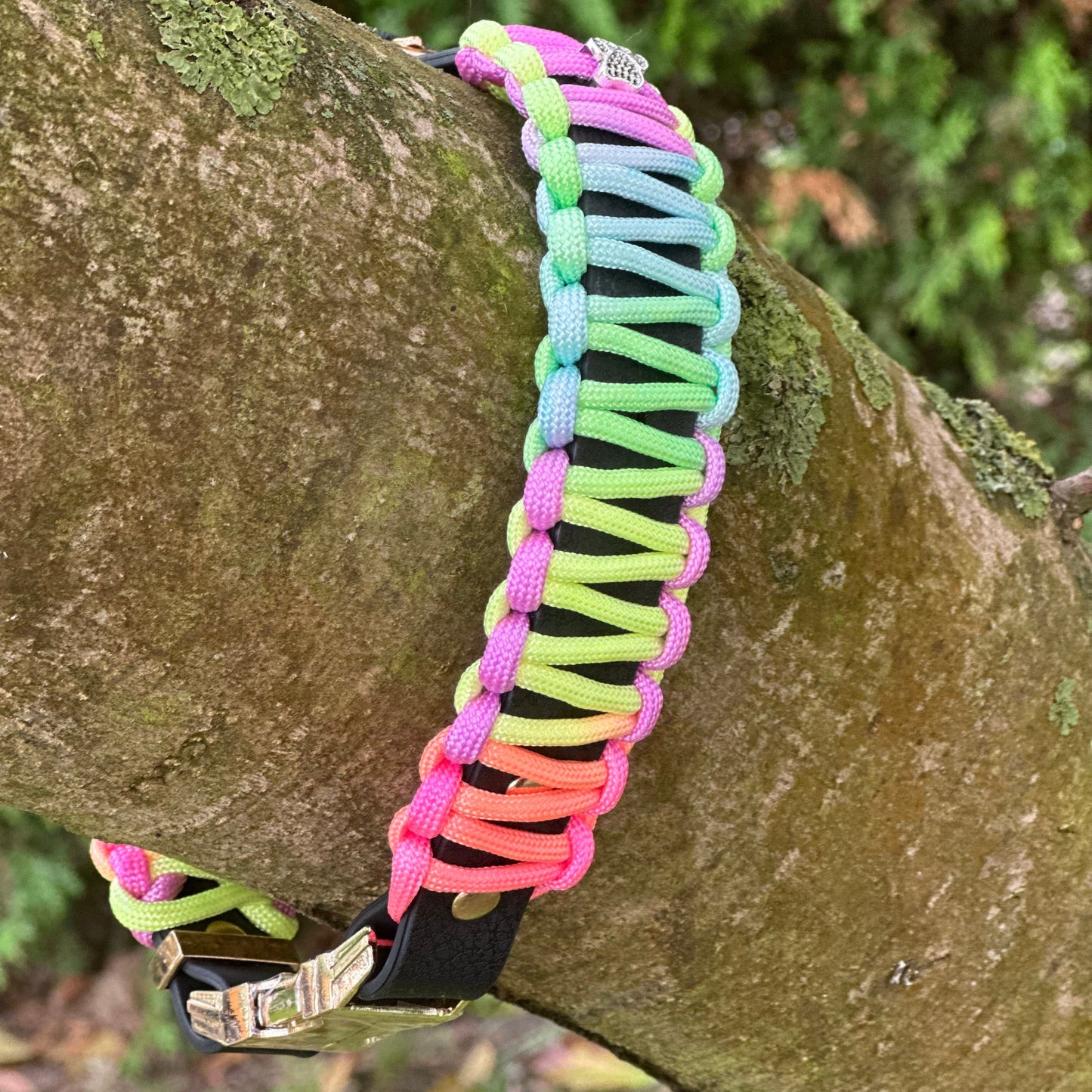 Lederhalsband mit Paracord-Geflecht